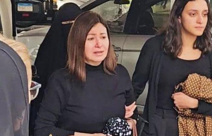انهيار دينا رامز لحظة وصول جثمان والدتها لمسجد مصطفى محمود لأداء صلاة الجنازة