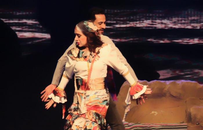 ميرنا وليد تختتم عرض مسرحية "قمر الغجر" على مسرح البالون