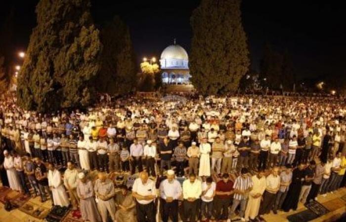 200 ألف فلسطينى يؤدون العشاء والتراويح بالمسجد الأقصى
