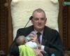 بعد واقعة "الطفل الرضيع".. من هو رئيس البرلمان النيوزلندي؟