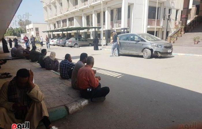 صور.. حكايات"الألم والانتظار".. 120 دقيقة داخل مستشفى أسيوط الجامعى تكشف عجز التمريض وتعطل 30 سرير عناية مركزة.. المرضى: نواجه صعوبات كثيرة وبعد المسافات يرهقنا.. ورئيس الجامعة: الرواتب سبب عزوف التمريض