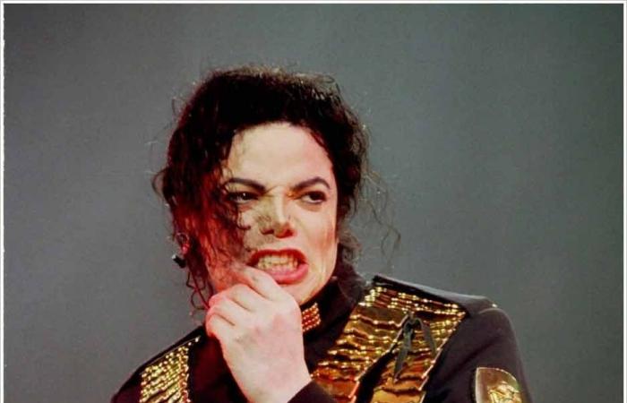 مايكل جاكسون..الضحية أم الجلاد.. مهرجان صانداس يحرك قضايا تحرشه بالأطفال بعرض "Leaving Neverland".. ضحية جديدة تكشف شذوذ ملك البوب وكيف دعاه إلى سريره: خلع ملابسه بالكامل وأهدانى كتابا لصور عارية للأطفال