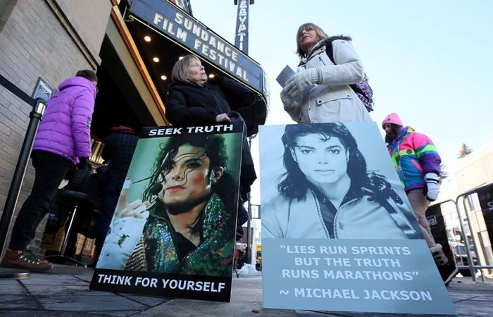 مايكل جاكسون..الضحية أم الجلاد.. مهرجان صانداس يحرك قضايا تحرشه بالأطفال بعرض "Leaving Neverland".. ضحية جديدة تكشف شذوذ ملك البوب وكيف دعاه إلى سريره: خلع ملابسه بالكامل وأهدانى كتابا لصور عارية للأطفال