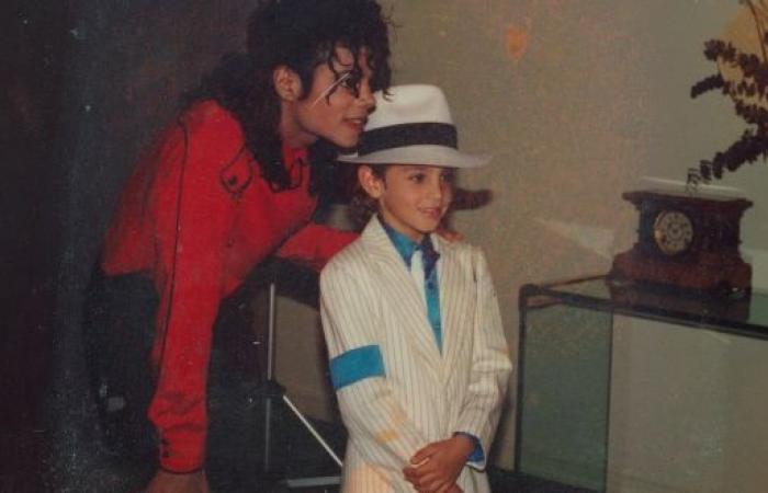 مايكل جاكسون..الضحية أم الجلاد.. مهرجان صانداس يحرك قضايا تحرشه بالأطفال بعرض "Leaving Neverland".. ضحية جديدة تكشف شذوذ ملك البوب وكيف دعاه إلى سريره: خلع ملابسه بالكامل وأهدانى كتابا لصور عارية للأطفال