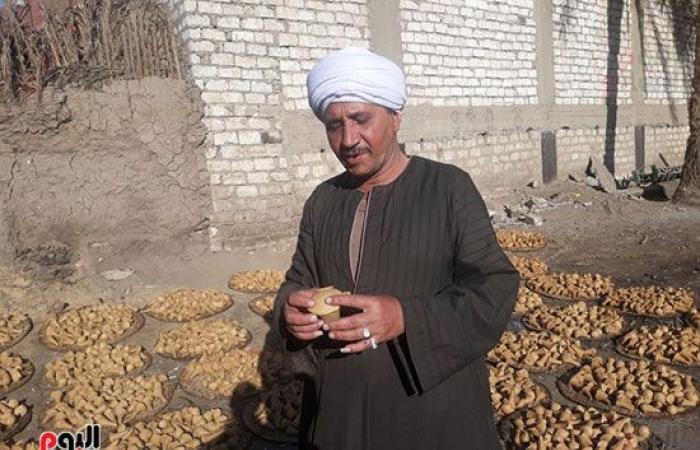 فيديو وصور.. آيس كريم الغلابة.. "اليوم السابع" داخل أقدم مصنع لـ"الجلاب" الصعيدى فى قنا أنشئ منذ 100 عام.. حلوى شعبية من العسل الأسود.. خالد حسنى: ورثت المهنة عن أجدادى.. وسر الصنعة فى تشكيله على هيئة قرطاس