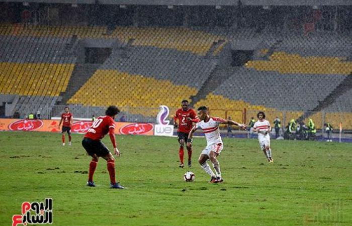 صور..التعادل السلبى يحكم الشوط الأول المتكافئ بين الزمالك والأهلى فى القمة 117..أرضية الملعب تجبر اللاعبين على التأمين والحذر..إنذار وحيد لـ ساسى.. السولية وكهربا يضيعان فرصة الهدف الأول.. والحكم الرومانى متميز