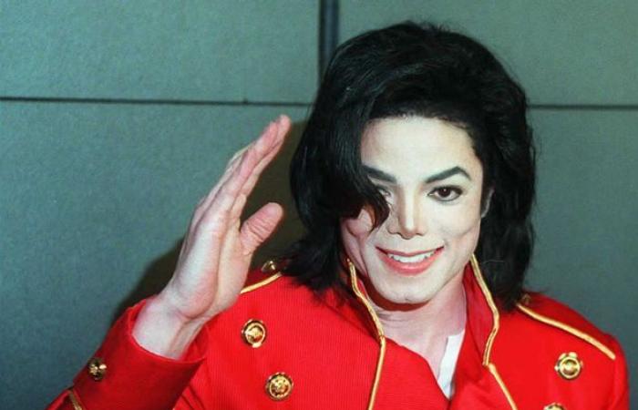 كاتب سيرة مايكل جاكسون يكشف بالأدلة التاريخية كذب مزاعم الفيلم الوثائقى Leaving Neverland.. مايك سمولكومب: أحد المدعين على ملك البوب زعم اغتصابه فى غرفة بمحطة قطار لم تكن موجودة عام 1992 ويكشف: افتتحت فى 1994