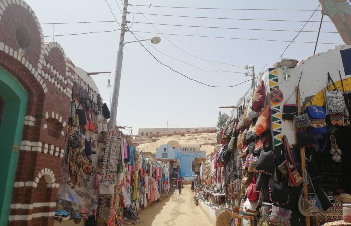 "بيتك هنا.. أهلك هنا".. بيوت النوبة بغرب سهيل فى أسوان فرصتك للاستجمام بين سحر الطبيعة وجمال النيل.. والسائحون يفضلون رسم الحنة.. والطواجن والبامية الويكة أكثر الأطعمة المطلوبة.. واللعب مع التماسيح أهم الأنشطة