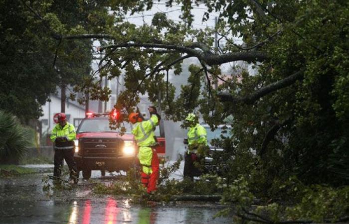 صور.. العالم هذا المساء.. إعصار دوريان يضرب ساوث كارولينا بأمريكا.. إصابة 34 شخصا فى حادث تصادم قطار بشاحنة فى اليابان.. الأميرة شارلوت تبدأ أول أيام دراستها.. وبوريس جونسون يهرب من ضغط السياسة ويزور مركز خيول