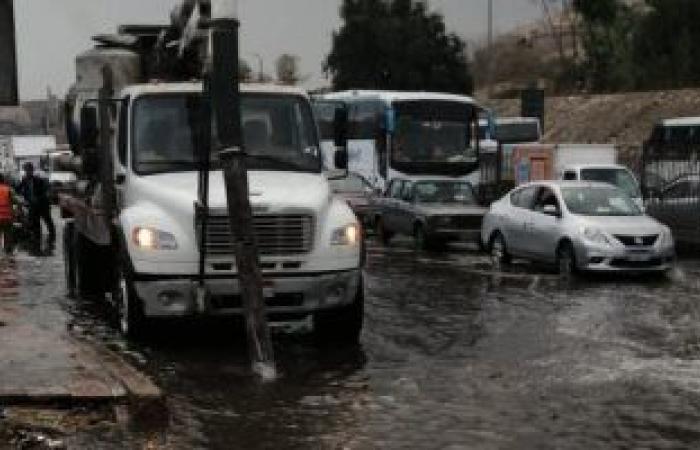 القاهرة تدفع بعشرات السيارات لسحب المياه من الشوارع.. والمحافظ ومساعدوه يسيرون وسط المياه لمتابعة شفطها.. ويؤكد: سقوط 650 متر مكعب أثر على استيعاب الشبكات.. والدفع بعدد كبير من المعدات لإنقاذ الموقف..صور وفيديو