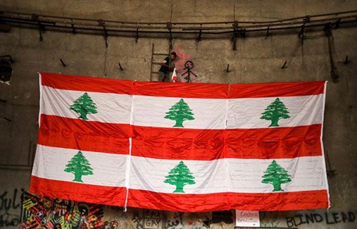 صور.. العالم هذا المساء.. آلاف المتظاهرين يحتشدون فى شوارع برشلونة احتجاجًا على سجن زعماء كتالونيا.. قتلى وعشرات المصابين فى تجدد الاحتجاجات بالعراق.. الجيش اللبنانى يعيد فتح بعض الطرق فى بيروت