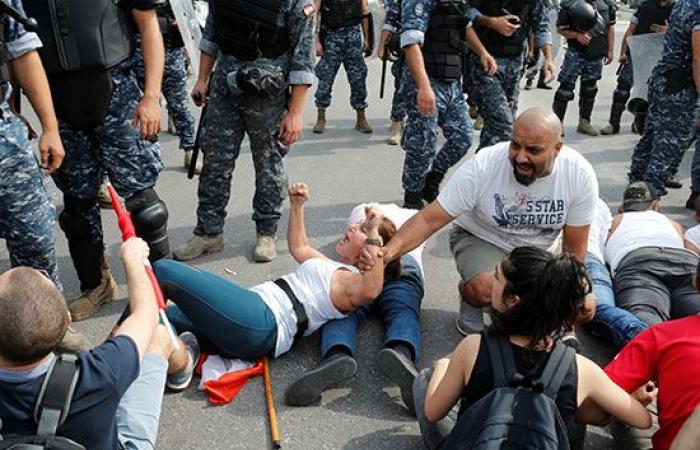 صور.. العالم هذا المساء.. آلاف المتظاهرين يحتشدون فى شوارع برشلونة احتجاجًا على سجن زعماء كتالونيا.. قتلى وعشرات المصابين فى تجدد الاحتجاجات بالعراق.. الجيش اللبنانى يعيد فتح بعض الطرق فى بيروت