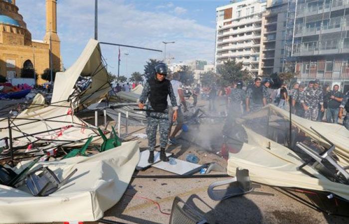 صور.. العالم هذا المساء.. متظاهرو لبنان يتمسكون بالشارع ويواصلون الاحتجاجات رغم استقالة الحريرى.. كر وفر بين الشرطة والمتظاهرين فى بوليفيا.. عراقى ينشئ معرضا داخل مسجد يضم قطعا أثرية بمدينة داقوق