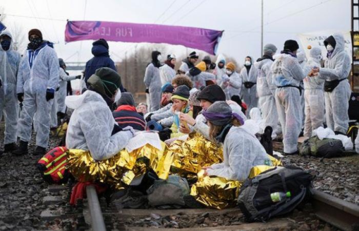 صور.. العالم هذا المساء.. آلاف الجزائريين يتظاهرون احتجاجا على تدخل البرلمان الأوروبى فى شئونهم.. أرباب معاشات وطلبة مدارس ينظمون احتجاجا فى هونج كونج.. متظاهرون فى ألمانيا يحتجون على استراتيجية بشأن المناخ