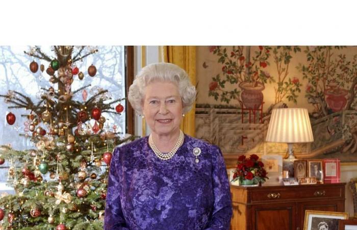 فساتين ملكة بريطانيا باحتفالات الكريسماس × 67 عاما.. إطلالات سيدة القصر تتميز بألوانها الزاهية وتصميماتها الرائعة.. إليزابيث ارتدت درجات مختلفة من الأحمر والأزرق والأخضر أثناء إلقاء رسالة عيد الميلاد.. صور