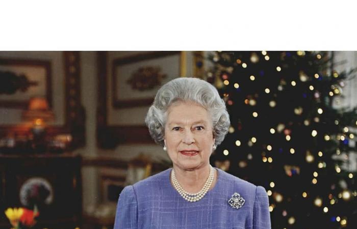 فساتين ملكة بريطانيا باحتفالات الكريسماس × 67 عاما.. إطلالات سيدة القصر تتميز بألوانها الزاهية وتصميماتها الرائعة.. إليزابيث ارتدت درجات مختلفة من الأحمر والأزرق والأخضر أثناء إلقاء رسالة عيد الميلاد.. صور