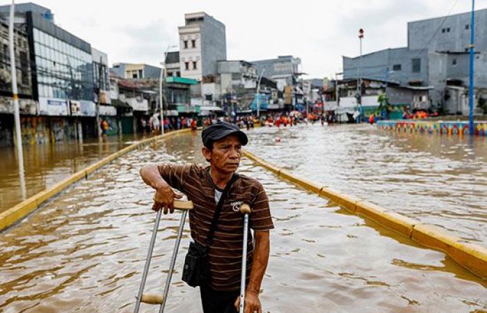 إندونيسيا تواجه أعنف موجة طقس منذ 2013.. فيضانات وعواصف وهزات أرضية تودى بحياة 23 شخصا.. تشريد أكثر من 30 ألف مواطن إندونيسى.. ووكالة إدارة الكوارث المحلية: جارى البحث عن مفقودين