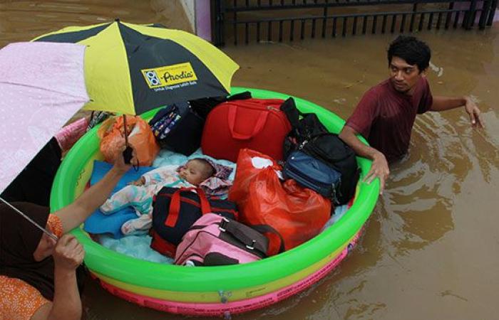 إندونيسيا تواجه أعنف موجة طقس منذ 2013.. فيضانات وعواصف وهزات أرضية تودى بحياة 23 شخصا.. تشريد أكثر من 30 ألف مواطن إندونيسى.. ووكالة إدارة الكوارث المحلية: جارى البحث عن مفقودين