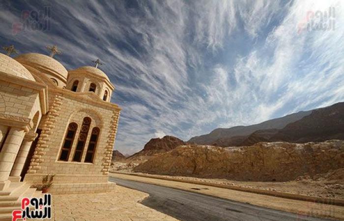 عيد الأنبا انطونيوس.. آلاف الزوار يصعدون مغارته بجبل القلالى بالبحر الأحمر.. الدير يضم حصن أثرى يعود لعهد الإمبراطور جوستنيان..مؤسس الرهبنة يضئ الصحراء بتعاليمه.. والأقباط يطلبون شفاعته والرهبان يسيرون على دربه