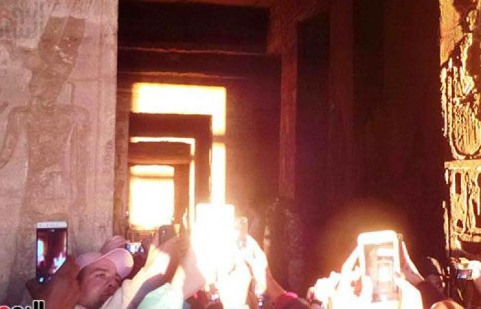 صور.. الشمس ترسم لوحة ذهبية على وجه رمسيس.. 5 آلاف سائح يشاهدون ظاهرة التعامد فى معبد أبو سمبل.. مسن هندى يصل على كرسى متحرك.. و64 كاميرا مراقبة وبوابات إلكترونية لتنظيم الدخول
