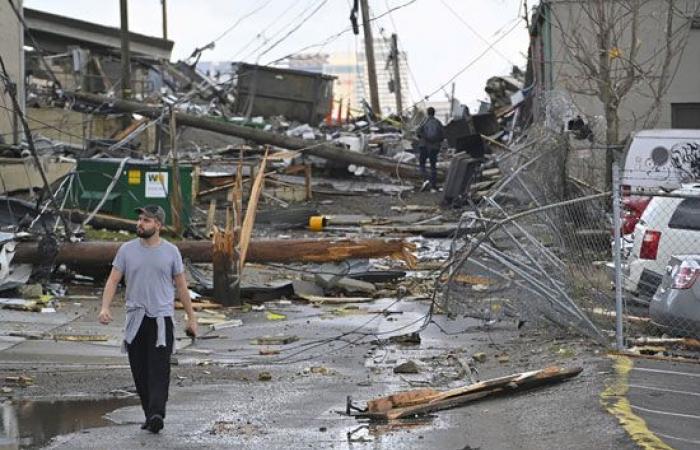 صور.. العالم هذا المساء.. قتلى وجرحى فى عواصف عنيفة ضربت ولاية تينيسى الأمريكية.. سقوط عشرات المنازل بسبب الانهيارات الطينية فى البرازيل.. مظاهرات للحرس الوطنى الإسبانى بوسط مدريد للمساواة فى الأجور