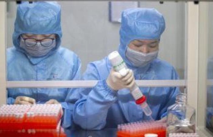 الصين تزف "بشرة خير" للعالم.. بدء إنتاج لقاح ضد فيروس كورونا بحلول نهاية العام.. شركة أمريكية تحقن المتطوعين بلقاحها فى تجارب متقدمة لتطوير علاج للفيروس.. و37 دولة تطلق تحالفًا لتبادل الأدوات لمحاربة الوباء