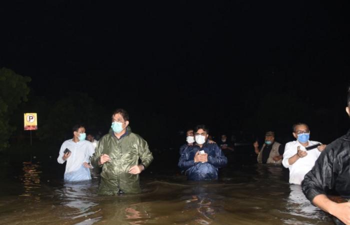 صور العالم هذا المساء.. تحت عنوان "أبعد قدمك عن أعناقنا" مظاهرات ضد العنصرية فى واشنطن.. السودان يعلن ارتفاع منسوب نهر النيل الرئيسي.. مصرع 47 شخصا جراء السيول بباكستان.. حظر شامل بالعاصمة الأردنية بسبب كورونا