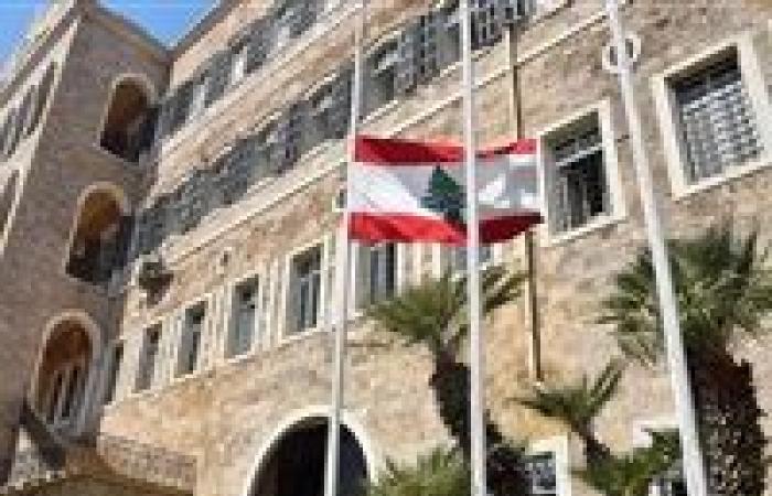 ماكرون يتهم حزب الله والساسة.. لماذا تعثر لبنان في تشكيل الحكومة الجديدة؟