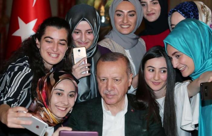 مخطط أردوغان لـ"أخونة" جامعات تركيا.. المعارضة تكشف: الديكتاتور يغير هوية البلاد العلمانية ويفرض نظرته المتشدّدة.. يعمل على الفصل بين الجنسين.. ويسعى لإجبار الطالبات على السمع والطاعة وفق منهج "الإخوان"