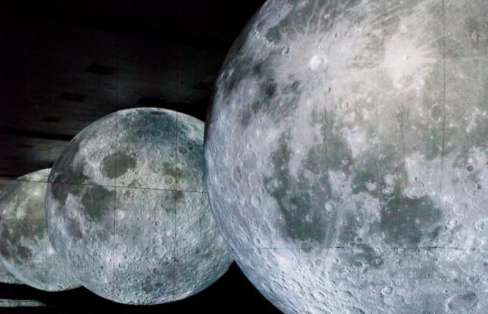 يمكنك معانقة القمر الآن.. "متحف القمر" يتيح رؤية قريبة للجرم السماوى.. ويوفر صورة طبق الأصل بحجم 5 أمتار.. العمل عليه استمر 6 أشهر بالاعتماد على صور من ناسا.. ووصل دبى بعد تقديم عروضه بـ30 دولة حول العالم