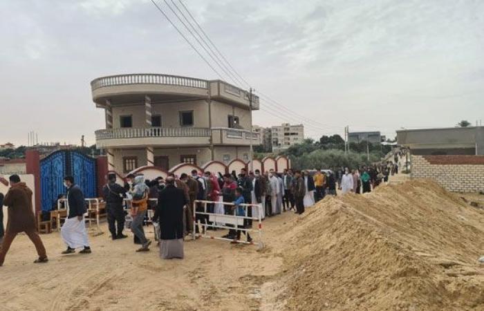 كبار السن وذوو الهمم يتصدرون مشهد جولة الإعادة بانتخابات النواب فى شمال سيناء.. إقبال ملحوظ من السيدات.. والشرطة تأمن اللجان وتساعد الناخبين.. ومشايخ ورموز القبائل يشاركون فى الماراثون.. صور