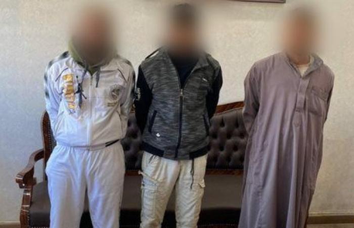 قتلوهما بدم بارد.. 3 أشخاص أنهوا حياة تاجر وزوجته بقرية بالواحات البحرية.. ابن المجنى عليهما لليوم السابع: اكتشفت الجريمة عقب صلاة الجمعة والجناة استولوا على حقيبة ذهب.. وأمن الجيزة يفك اللغز بعد مرور 30 يوما