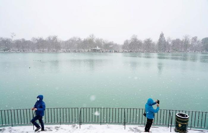 صور العالم هذا المساء.. عاصفة ثلجية تضرب إسبانيا وتجمد مدريد.. لبنان يطبق إجراءات الإغلاق الكامل في الشوارع.. زرافتان قزمتان بأوغندا وناميبيا تثيران دهشة العلماء.. تمرينات جوية مشتركة بين السعودية وأمريكا