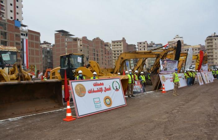 محافظ الدقهلية يناقش مشروعات "حياة كريمة" في 26.. ويؤكد على تعديل المقايسات الخاصة ببعض المشروعات وإضافة مشروعات جديدة لتعظيم الخدمات.. وعرض لاصطفاف المعدات المشاركة فى أعمال المبادرة قبل انطلاقها.. صور