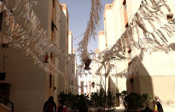 شوف جمال رمضان فى الأسمرات.. مديحة لـ"اليوم السابع": حياتى اتغيرت وعايشة فى نضافة وأمان.. بشتغل وبودى عيالى النادى.. علقت مع جيرانى زينة رمضان والفوانيس.. وسكان الحى كلهم واحد.. فيديو وصور