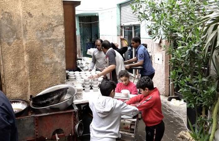 فشة وكرشة وممبار على مائدة حارة الأمير يوسف في رمضان.. أهالي الحارة تجمعوا على حب الخير من 13 عامًا.. والاستعدادات تبدأ من 11 صباحًا لتحضير أشهى "أكلة مدبح" للصائمين البسطاء.. صور