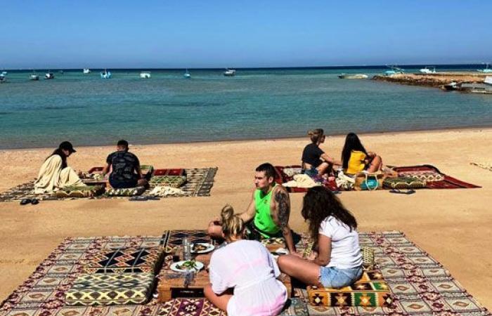 "مصر بلد الأمن والأمان.. أهلا بالسياح الروس على أرض الكنانة".. بوتين يرفع حظر تسيير الرحلات السياحية للمنتجعات المصرية.. الإجراءات الأمنية والصحية المتبعة سر القرار.. وفرحة بين أوساط العاملين بالنشاط السياحى