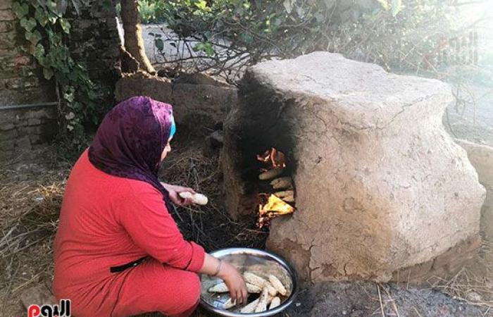 يوم فى حياة الفلاح المصرى.. تاريخ من الكفاح والصمود والشقى لزراعة الأرض.. سيدات الغيط جنود مجهولة داخل أراضى مصر.. ترعى المواشى وتزرع الحقول لرعاية لأسرتها.. ويحتفظون بمقتنياتهم للتعبير عن عاداتهم وتقاليدهم