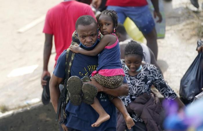 الولايات المتحدة تشن حملة على مهاجرى هايتى.. إدارة بايدن تستعد لإعادة مئات الوافدين من جزيرة الكاريبية بعد احتشادهم تحت جسر فى تكساس فى أوضاع صعبة.. أعداد قياسية لتدفق المهاجرين عبر الحدود الجنوبية الأمريكية