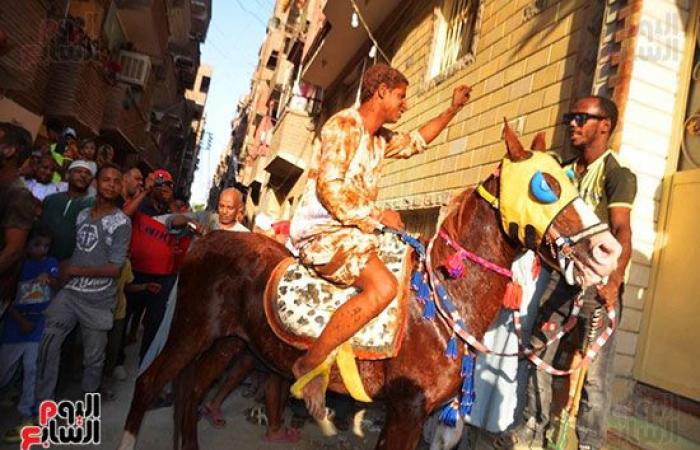 مهرجان "الحنة الإسناوى".. الاستحمام بالحناء عادة متوارثة منذ مئات السنين فى الأقصر.. الشباب يجهزون مكوناتها ويغرقون العريس داخلها للاحتفال بزفافه.. ومكوناتها حنة بلدى ودم غزال ومحلبية وليمون وعطور.. صور