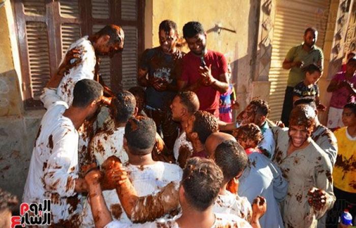 مهرجان "الحنة الإسناوى".. الاستحمام بالحناء عادة متوارثة منذ مئات السنين فى الأقصر.. الشباب يجهزون مكوناتها ويغرقون العريس داخلها للاحتفال بزفافه.. ومكوناتها حنة بلدى ودم غزال ومحلبية وليمون وعطور.. صور