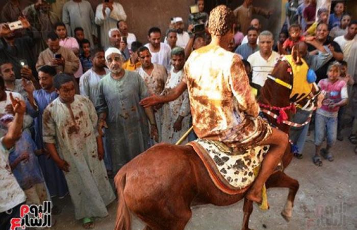 مهرجان "الحنة الإسناوى".. الاستحمام بالحناء عادة متوارثة منذ مئات السنين فى الأقصر.. الشباب يجهزون مكوناتها ويغرقون العريس داخلها للاحتفال بزفافه.. ومكوناتها حنة بلدى ودم غزال ومحلبية وليمون وعطور.. صور