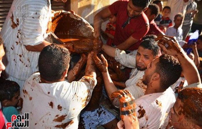 مهرجان "الحنة الإسناوى".. الاستحمام بالحناء عادة متوارثة منذ مئات السنين فى الأقصر.. الشباب يجهزون مكوناتها ويغرقون العريس داخلها للاحتفال بزفافه.. ومكوناتها حنة بلدى ودم غزال ومحلبية وليمون وعطور.. صور