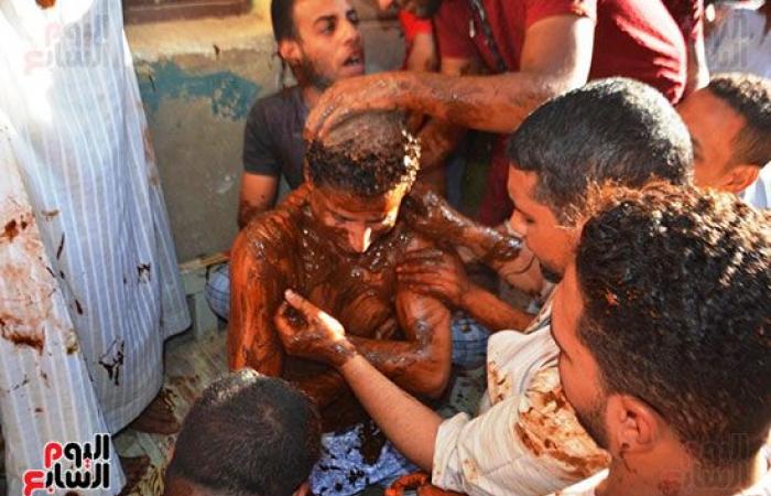 مهرجان "الحنة الإسناوى".. الاستحمام بالحناء عادة متوارثة منذ مئات السنين فى الأقصر.. الشباب يجهزون مكوناتها ويغرقون العريس داخلها للاحتفال بزفافه.. ومكوناتها حنة بلدى ودم غزال ومحلبية وليمون وعطور.. صور