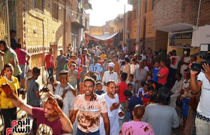 مهرجان "الحنة الإسناوى".. الاستحمام بالحناء عادة متوارثة منذ مئات السنين فى الأقصر.. الشباب يجهزون مكوناتها ويغرقون العريس داخلها للاحتفال بزفافه.. ومكوناتها حنة بلدى ودم غزال ومحلبية وليمون وعطور.. صور