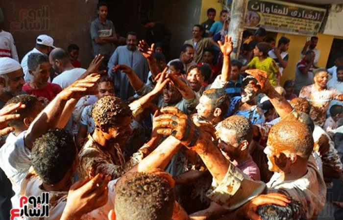 مهرجان "الحنة الإسناوى".. الاستحمام بالحناء عادة متوارثة منذ مئات السنين فى الأقصر.. الشباب يجهزون مكوناتها ويغرقون العريس داخلها للاحتفال بزفافه.. ومكوناتها حنة بلدى ودم غزال ومحلبية وليمون وعطور.. صور