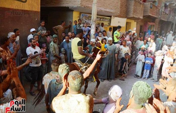 مهرجان "الحنة الإسناوى".. الاستحمام بالحناء عادة متوارثة منذ مئات السنين فى الأقصر.. الشباب يجهزون مكوناتها ويغرقون العريس داخلها للاحتفال بزفافه.. ومكوناتها حنة بلدى ودم غزال ومحلبية وليمون وعطور.. صور