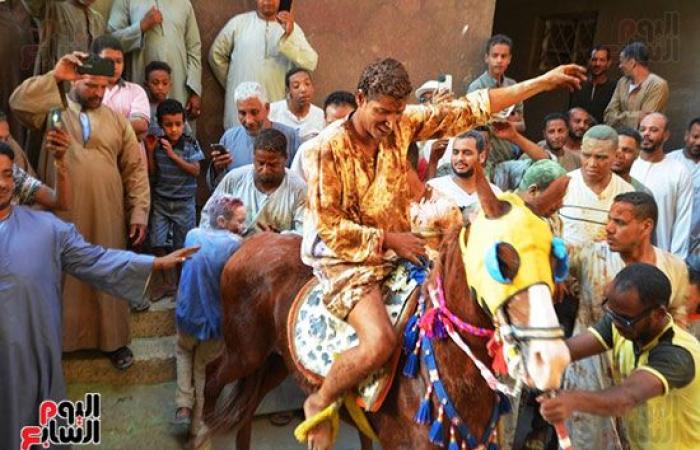 مهرجان "الحنة الإسناوى".. الاستحمام بالحناء عادة متوارثة منذ مئات السنين فى الأقصر.. الشباب يجهزون مكوناتها ويغرقون العريس داخلها للاحتفال بزفافه.. ومكوناتها حنة بلدى ودم غزال ومحلبية وليمون وعطور.. صور