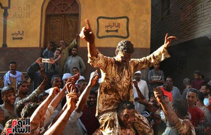 مهرجان "الحنة الإسناوى".. الاستحمام بالحناء عادة متوارثة منذ مئات السنين فى الأقصر.. الشباب يجهزون مكوناتها ويغرقون العريس داخلها للاحتفال بزفافه.. ومكوناتها حنة بلدى ودم غزال ومحلبية وليمون وعطور.. صور