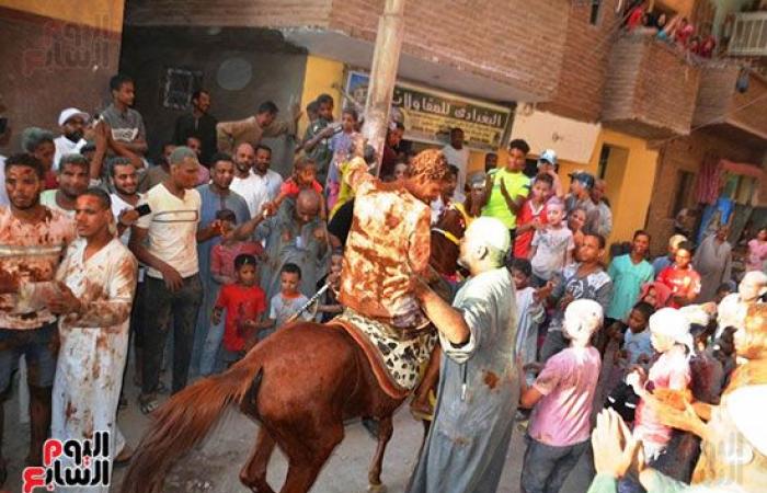 مهرجان "الحنة الإسناوى".. الاستحمام بالحناء عادة متوارثة منذ مئات السنين فى الأقصر.. الشباب يجهزون مكوناتها ويغرقون العريس داخلها للاحتفال بزفافه.. ومكوناتها حنة بلدى ودم غزال ومحلبية وليمون وعطور.. صور